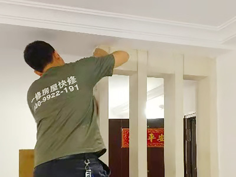 客廳隔斷安裝噴漆：第一步：對(duì)表面進(jìn)行刮膩?zhàn)哟騞u磨處理，要zhi求達(dá)到使表面無坑點(diǎn)和凸起，dao手感平滑；第二步：清潔，將粉塵等徹底清理干凈；第三補(bǔ)：噴漆，要求均勻。最好是橫三豎三，即噴漆時(shí)橫向噴三道豎向噴三道