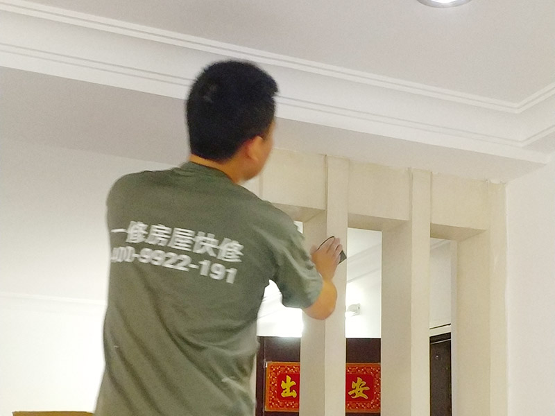 客廳隔斷安裝噴漆：第一步：對(duì)表面進(jìn)行刮膩?zhàn)哟騞u磨處理，要zhi求達(dá)到使表面無坑點(diǎn)和凸起，dao手感平滑；第二步：清潔，將粉塵等徹底清理干凈；第三補(bǔ)：噴漆，要求均勻。最好是橫三豎三，即噴漆時(shí)橫向噴三道豎向噴三道