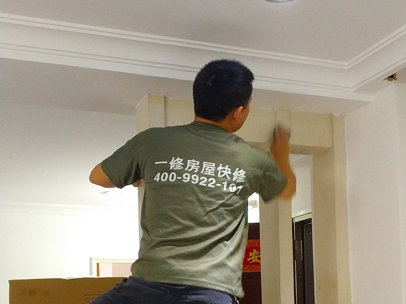 客廳隔斷安裝噴漆：第一步：對(duì)表面進(jìn)行刮膩?zhàn)哟騞u磨處理，要zhi求達(dá)到使表面無坑點(diǎn)和凸起，dao手感平滑；第二步：清潔，將粉塵等徹底清理干凈；第三補(bǔ)：噴漆，要求均勻。最好是橫三豎三，即噴漆時(shí)橫向噴三道豎向噴三道