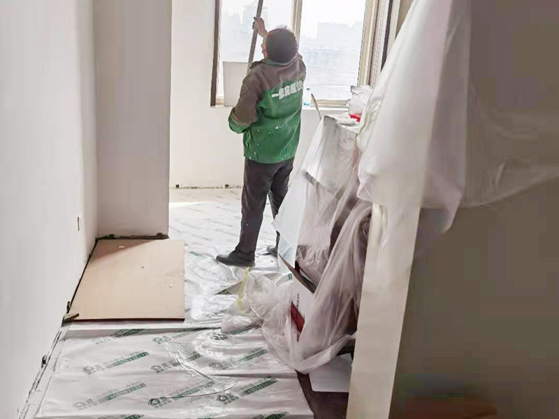 辦公室墻面刷乳膠漆:首先應(yīng)將墻面上的雜質(zhì)清理干凈，確定墻面無(wú)雜質(zhì)后開(kāi)始刮膩?zhàn)?，并用砂紙將墻面打磨平整，接著開(kāi)始涂刷底漆，涂刷時(shí)需確保墻面每個(gè)角落都涂到，上完底漆后，將墻面的坑眼打磨平整，最后涂刷面漆，涂刷后的十天內(nèi)，不得接觸或擦洗墻面。