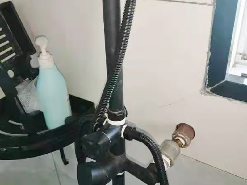 花灑角閥維修：首先關(guān)水管總閘，讓斷掉處的水管內(nèi)的水流干。可以看到斷在里面的&ldquo;外絲斷頭管&rdquo;，在斷頭管的一處固定好鋸條在斷頭管內(nèi)壁的位置，用手來(lái)回鋸，根據(jù)斷頭管的壁厚，為了防止鋸壞外層的內(nèi)絲直接，在快要鋸到外層的&ldquo;內(nèi)絲直接&rdquo;時(shí)，拿出鋸條，大概鋸10分鐘左右就差不多了。 查看內(nèi)絲接頭是否完好無(wú)開(kāi)裂,如果有開(kāi)裂先更換內(nèi)絲接頭,也可加膠墊解決漏水問(wèn)題;接頭沒(méi)問(wèn)題,直接更換一個(gè)新角閥即可,角閥并不貴,建議要購(gòu)買(mǎi)銅質(zhì)角閥。