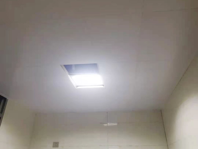 集成吊頂安裝：在鉆孔內(nèi)旋入膨脹管螺桿，保證吊頂與屋頂之間的夾層高度大于25厘米，螺桿與天花板的連接是整個(gè)吊頂?shù)陌惭b基礎(chǔ)，螺桿必須與天花板保持垂直并固定住，各個(gè)螺桿務(wù)必保持平行，通常使用六根螺桿便可承擔(dān)起整個(gè)集成吊頂?shù)闹亓俊?龍骨搭建完成、油煙機(jī)口預(yù)留好就可以安裝扣板了，要先將扣板四邊的膜掀起，不用完全撕掉可以按照膜上的箭頭進(jìn)行同方向安裝。