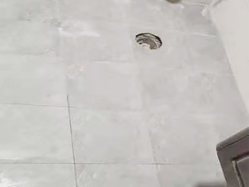 衛(wèi)生間防水貼磚裝修:首先就要搞清楚，防水不是只做一遍就可以的。一般的防水施工要做2到3遍，而且防水的順序也是有講究的，比如，要先做完墻面防水再貼墻磚，其次才可以做地面防水，再貼地磚。因?yàn)榈孛娼?jīng)常會(huì)踩來踩去，地面防水如果先做了會(huì)很容易踩壞。