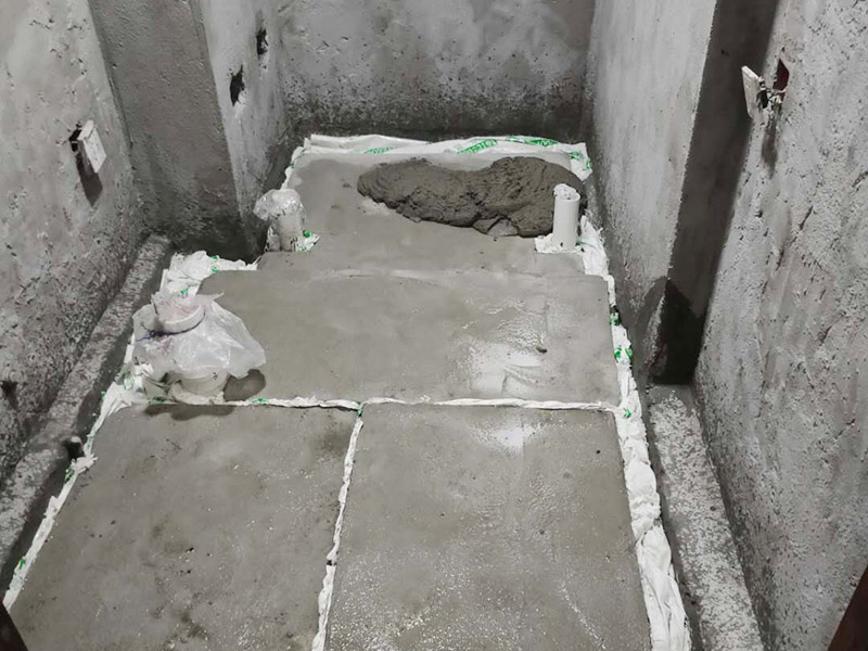衛(wèi)生間防水找平:在進(jìn)行防水處理之前，一定先找平地面。找平層施工方法：基面有空隙、裂縫、不平等缺陷的，用水泥砂漿修補(bǔ)抹平。使基面必須堅(jiān)固、平整、干凈、無(wú)灰塵、油膩、蠟、脫模劑等以及其他碎屑物質(zhì)。找平層干燥后方可進(jìn)行防水層施工，施工期間應(yīng)防火、防水。防水層完成后，要進(jìn)行成品保護(hù)，不得上人走動(dòng)。
