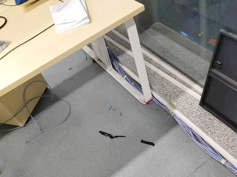 辦公室電路排線改造:首先，要想實現(xiàn)辦公室電腦和相關(guān)辦公設(shè)備信息接口的連網(wǎng)，并保證其可靈活使用性，使用穩(wěn)定性，臨時使用性，外觀美觀性。信息點的多少以及以后出現(xiàn)問題能否便于維護(hù)是進(jìn)行辦公室網(wǎng)絡(luò)布線必需要考慮的因此，而辦公室布線作為用戶的最終使用的信息點(信息插座)墻上安放的位置、使用是否方便。 然后是辦公室強弱電線的布置，辦公室里強弱電(電力電源和圖象、數(shù)據(jù)、語音)線路的走向等因素都是規(guī)劃與設(shè)計的范圍之中，因此辦公室布線網(wǎng)絡(luò)，細(xì)節(jié)決定成敗。 最后是辦公室裝修布線需要滿足各種不同模擬或數(shù)字信號的傳輸需求。