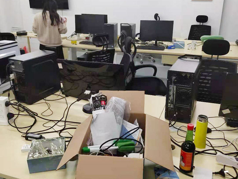 辦公室電路排線改造:首先，要想實現(xiàn)辦公室電腦和相關(guān)辦公設(shè)備信息接口的連網(wǎng)，并保證其可靈活使用性，使用穩(wěn)定性，臨時使用性，外觀美觀性。信息點的多少以及以后出現(xiàn)問題能否便于維護(hù)是進(jìn)行辦公室網(wǎng)絡(luò)布線必需要考慮的因此，而辦公室布線作為用戶的最終使用的信息點(信息插座)墻上安放的位置、使用是否方便。 然后是辦公室強弱電線的布置，辦公室里強弱電(電力電源和圖象、數(shù)據(jù)、語音)線路的走向等因素都是規(guī)劃與設(shè)計的范圍之中，因此辦公室布線網(wǎng)絡(luò)，細(xì)節(jié)決定成敗。 最后是辦公室裝修布線需要滿足各種不同模擬或數(shù)字信號的傳輸需求。