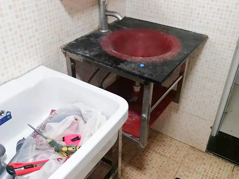 浴室柜更換安裝：掛墻式浴室柜主柜安裝方法，但是按柜子掛鐵片的孔位、孔距，量出孔在墻面上的位置。用沖擊鉆在墻面上打孔，再用已有的爆炸螺絲把柜子安裝在墻上。還有用水平尺測量柜子是否安裝水平，再把臺面盆放在柜子上面。浴室柜一般距離地面的高度是80cm-85cm，根據(jù)使用人的身高和習(xí)慣可以略做調(diào)節(jié)。 落地式浴室柜安裝方法，還有把金屬腳裝在柜體上，然后把柜子放在預(yù)設(shè)位置，調(diào)整金屬腳使柜子平穩(wěn)，再把臺面盆放上柜子上面。