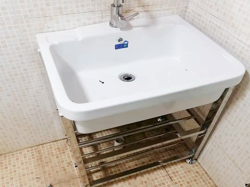 浴室柜更換安裝：掛墻式浴室柜主柜安裝方法，但是按柜子掛鐵片的孔位、孔距，量出孔在墻面上的位置。用沖擊鉆在墻面上打孔，再用已有的爆炸螺絲把柜子安裝在墻上。還有用水平尺測量柜子是否安裝水平，再把臺面盆放在柜子上面。浴室柜一般距離地面的高度是80cm-85cm，根據(jù)使用人的身高和習(xí)慣可以略做調(diào)節(jié)。 落地式浴室柜安裝方法，還有把金屬腳裝在柜體上，然后把柜子放在預(yù)設(shè)位置，調(diào)整金屬腳使柜子平穩(wěn)，再把臺面盆放上柜子上面。