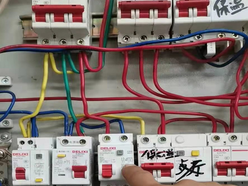 電路改造燈具安裝：開始進行房頂?shù)臏y量，進行找中就是房間的正中，一般都有房屋基礎留的電線盒，但是他只是大概的中，需要我們進行南北東西的測量找出房頂?shù)恼小艟叩墓潭ǖ鬃闹行呐c房頂找的中心重合，然后底座固定的點位就是固定螺栓的點位，然后打眼，打眼現(xiàn)在一般的重的燈（超過10斤）/客廳燈用鐵膨脹螺栓10號轉頭打眼；如果是比較輕的燈用塑料脹管即可8號轉頭打眼。將電線與頂上的電線接上，然后試一下效果，可以得話，將底座固定好后，將燈掛上完成。