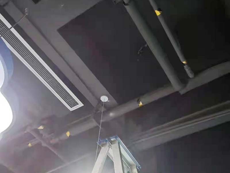 電路改造燈具安裝：開始進行房頂?shù)臏y量，進行找中就是房間的正中，一般都有房屋基礎留的電線盒，但是他只是大概的中，需要我們進行南北東西的測量找出房頂?shù)恼?。將燈具的固定底座的中心與房頂找的中心重合，然后底座固定的點位就是固定螺栓的點位，然后打眼，打眼現(xiàn)在一般的重的燈（超過10斤）/客廳燈用鐵膨脹螺栓10號轉頭打眼；如果是比較輕的燈用塑料脹管即可8號轉頭打眼。將電線與頂上的電線接上，然后試一下效果，可以得話，將底座固定好后，將燈掛上完成。