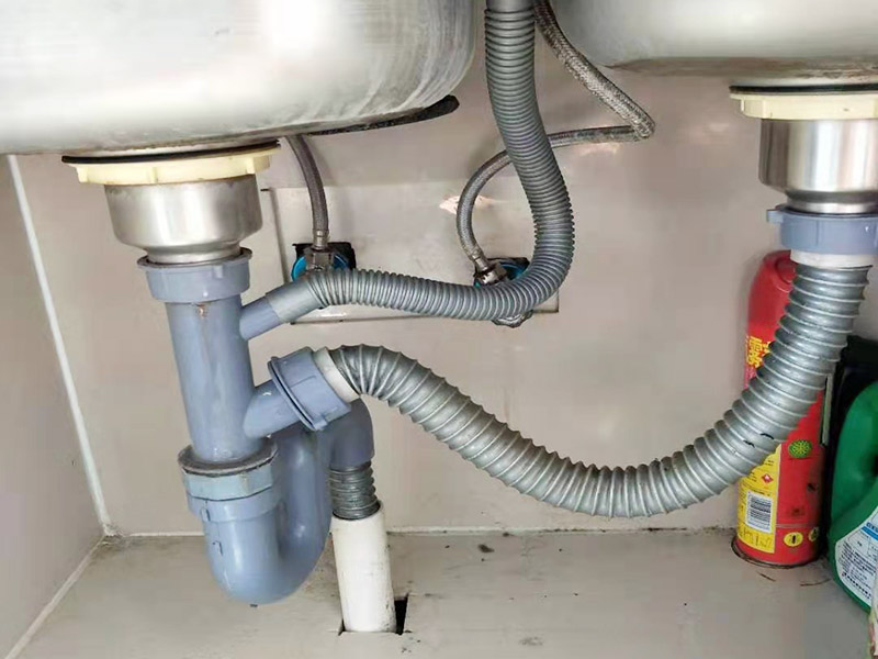 水槽下水管維修更換：首先，要檢查地板和屋頂是否有漏水的縫隙，廚衛(wèi)地面也要做蓄水相關的實驗，確定不漏水之后，再檢查水管及配件是否有破損、是否牢固。安裝溢水孔的下水管。溢水孔是避免水槽向外溢水的保護孔，所以要注意其與槽體銜接處的密封性，確保溢水孔的下水管自身不漏水。安裝整體的排水管。當遇到兩個過濾籃的水槽，且兩個下水管之間的距離有近遠，就需要對水管進行切割作業(yè)，要十分留意的是每個接口的密封性。