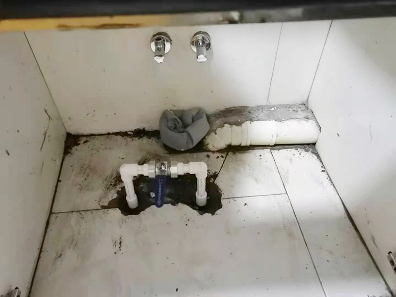 水槽下水管維修更換：首先，要檢查地板和屋頂是否有漏水的縫隙，廚衛(wèi)地面也要做蓄水相關的實驗，確定不漏水之后，再檢查水管及配件是否有破損、是否牢固。安裝溢水孔的下水管。溢水孔是避免水槽向外溢水的保護孔，所以要注意其與槽體銜接處的密封性，確保溢水孔的下水管自身不漏水。安裝整體的排水管。當遇到兩個過濾籃的水槽，且兩個下水管之間的距離有近遠，就需要對水管進行切割作業(yè)，要十分留意的是每個接口的密封性。