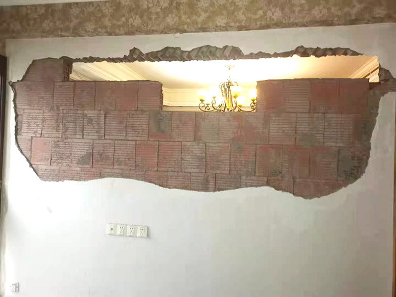 頂、墻、地拆除時石膏板、鋁扣板吊頂拆除要安順序一塊一塊拆掉;隔墻拆除時嚴禁采用掏掘或推倒的方法，我們應該要用手錘一塊一塊拆。燈具拆除前首先由水電專業(yè)工人斷掉水電總閘，將潔具、燈具、散熱器拆除，在拆除燈具前將線頭用絕緣膠布包好以防漏電。拆除門、門套時由木工將木門及窗簾桿用螺絲刀然后用撬桿將門套等拆除。