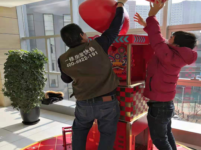 室外裝飾拆除維修：如果是有電梯的房子裝修拆除的話，要做好電梯間的保護工作，避免影響一整棟樓的環(huán)境。弄一些夾板或者真珠板材來保護電梯間，從電梯間到房門的走廊倪也鋪設一些瓦楞紙或者真珠板，避免使用推車的時候損壞地面。 如果對于屋子里的地板不需要進行裝修拆除的話，就需要考慮到保護的問題了。要在地板上鋪一層夾板加上一層真珠板，以免重物敲擊或者是顏色滲透。如果原本房內的家具不好搬出去則需要考慮用一層氣泡紙包裹起來，然后加一層棉被才能比較穩(wěn)妥的保護好，倪是都不好要留在現場，至于燈具、空調和熱水器等倪還是拆掉，完工之后再裝回來。