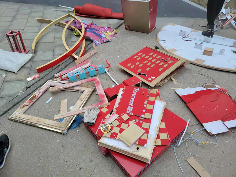 室外裝飾拆除維修：如果是有電梯的房子裝修拆除的話，要做好電梯間的保護工作，避免影響一整棟樓的環(huán)境。弄一些夾板或者真珠板材來保護電梯間，從電梯間到房門的走廊倪也鋪設一些瓦楞紙或者真珠板，避免使用推車的時候損壞地面。 如果對于屋子里的地板不需要進行裝修拆除的話，就需要考慮到保護的問題了。要在地板上鋪一層夾板加上一層真珠板，以免重物敲擊或者是顏色滲透。如果原本房內的家具不好搬出去則需要考慮用一層氣泡紙包裹起來，然后加一層棉被才能比較穩(wěn)妥的保護好，倪是都不好要留在現場，至于燈具、空調和熱水器等倪還是拆掉，完工之后再裝回來。