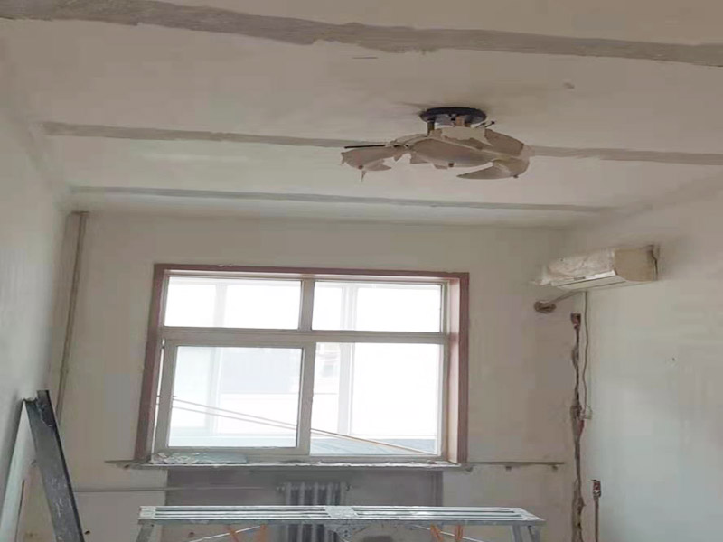 吊頂墻面翻新:在墻面翻新前，需要先將舊漆面鏟除干凈，之后在進行打磨，將墻面的浮沉雜物都清理干凈。如果墻面有凹凸不平的情況，要先用膩子修補，如果墻面出現(xiàn)空鼓的現(xiàn)象，也要將整面的墻皮進行鏟除，在做后續(xù)的處理?；鶎幼鐾旰螅枰獙⑹┕^(qū)域的家具物件移除，避免在翻新過程中，使家具受到損傷。 在刮膩子之前，先用尺子檢測一下墻面的平整度，在施工時，對不平整的地方進行多次涂刮，修補好不平整的區(qū)域。一般膩子刮兩遍即可，每次膩子刮完后要進行打磨，可以讓墻面更加光滑。膩子干透后，再對墻面進行油漆涂刷，底漆要先刷，施工力度要均勻，這樣漆膜厚度也相對一致，然后開始面漆施工，一定要讓漆面自然干透。