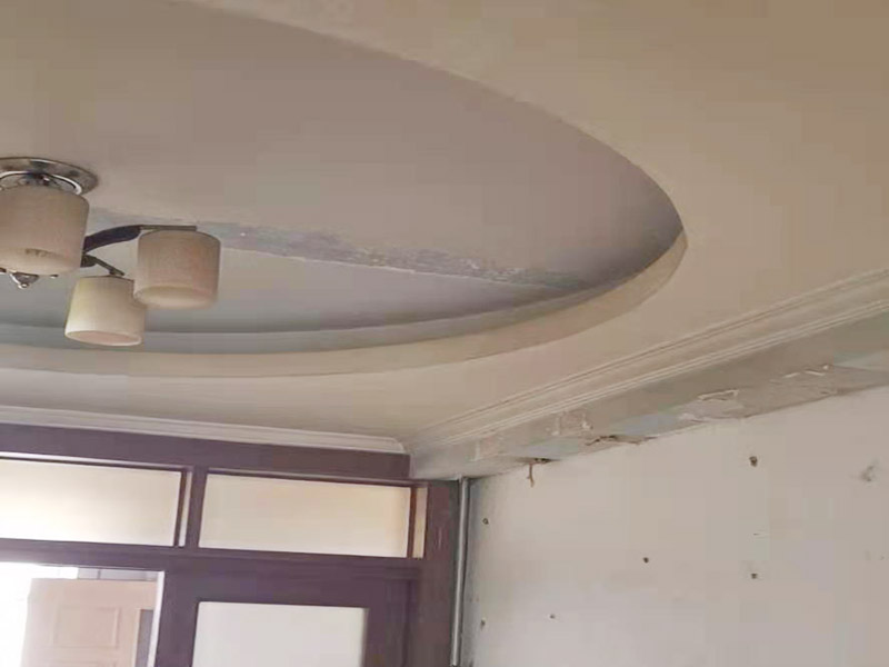 吊頂墻面翻新:在墻面翻新前，需要先將舊漆面鏟除干凈，之后在進行打磨，將墻面的浮沉雜物都清理干凈。如果墻面有凹凸不平的情況，要先用膩子修補，如果墻面出現(xiàn)空鼓的現(xiàn)象，也要將整面的墻皮進行鏟除，在做后續(xù)的處理?；鶎幼鐾旰?，需要將施工區(qū)域的家具物件移除，避免在翻新過程中，使家具受到損傷。 在刮膩子之前，先用尺子檢測一下墻面的平整度，在施工時，對不平整的地方進行多次涂刮，修補好不平整的區(qū)域。一般膩子刮兩遍即可，每次膩子刮完后要進行打磨，可以讓墻面更加光滑。膩子干透后，再對墻面進行油漆涂刷，底漆要先刷，施工力度要均勻，這樣漆膜厚度也相對一致，然后開始面漆施工，一定要讓漆面自然干透。