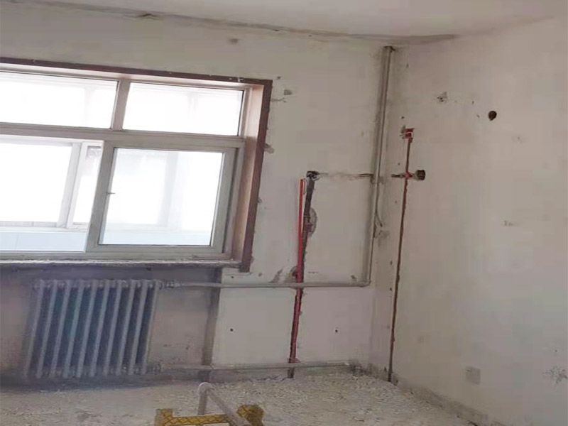 吊頂墻面翻新:在墻面翻新前，需要先將舊漆面鏟除干凈，之后在進行打磨，將墻面的浮沉雜物都清理干凈。如果墻面有凹凸不平的情況，要先用膩子修補，如果墻面出現(xiàn)空鼓的現(xiàn)象，也要將整面的墻皮進行鏟除，在做后續(xù)的處理。基層做完后，需要將施工區(qū)域的家具物件移除，避免在翻新過程中，使家具受到損傷。 在刮膩子之前，先用尺子檢測一下墻面的平整度，在施工時，對不平整的地方進行多次涂刮，修補好不平整的區(qū)域。一般膩子刮兩遍即可，每次膩子刮完后要進行打磨，可以讓墻面更加光滑。膩子干透后，再對墻面進行油漆涂刷，底漆要先刷，施工力度要均勻，這樣漆膜厚度也相對一致，然后開始面漆施工，一定要讓漆面自然干透。