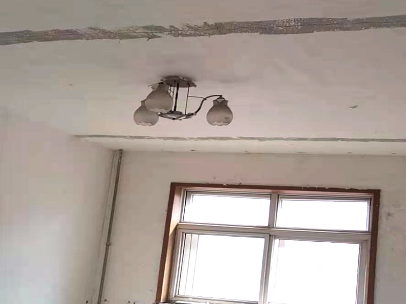 吊頂墻面翻新:在墻面翻新前，需要先將舊漆面鏟除干凈，之后在進行打磨，將墻面的浮沉雜物都清理干凈。如果墻面有凹凸不平的情況，要先用膩子修補，如果墻面出現(xiàn)空鼓的現(xiàn)象，也要將整面的墻皮進行鏟除，在做后續(xù)的處理?；鶎幼鐾旰?，需要將施工區(qū)域的家具物件移除，避免在翻新過程中，使家具受到損傷。 在刮膩子之前，先用尺子檢測一下墻面的平整度，在施工時，對不平整的地方進行多次涂刮，修補好不平整的區(qū)域。一般膩子刮兩遍即可，每次膩子刮完后要進行打磨，可以讓墻面更加光滑。膩子干透后，再對墻面進行油漆涂刷，底漆要先刷，施工力度要均勻，這樣漆膜厚度也相對一致，然后開始面漆施工，一定要讓漆面自然干透。