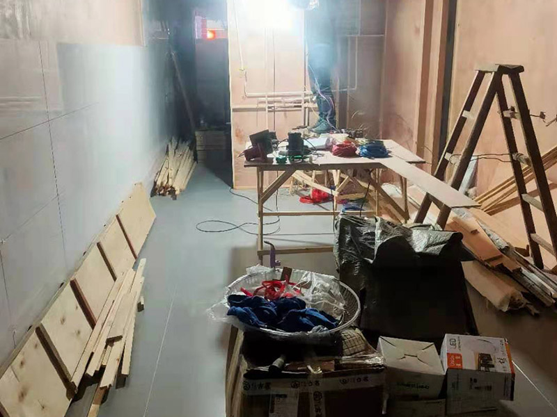 門店裝修翻新：店鋪裝修步驟首先要做的就是設(shè)計，要保證可以設(shè)計得合理規(guī)范，要讓設(shè)計有很好的感覺，必須要積極努力的達(dá)到目標(biāo)，可行性與功能性，都是重要的基礎(chǔ)。做好店鋪裝修的目標(biāo)非常的明確，重點就在于可以追求細(xì)節(jié)盡求完美，實現(xiàn)裝修的目的。店鋪裝修步驟掌握到流程，先設(shè)計，再注重基礎(chǔ)施工，最后在細(xì)節(jié)的裝修過程中，表現(xiàn)得很有目的性，這樣的裝修目標(biāo)實現(xiàn)，最后一步很重要的，也是實現(xiàn)裝修服務(wù)的關(guān)鍵與重點