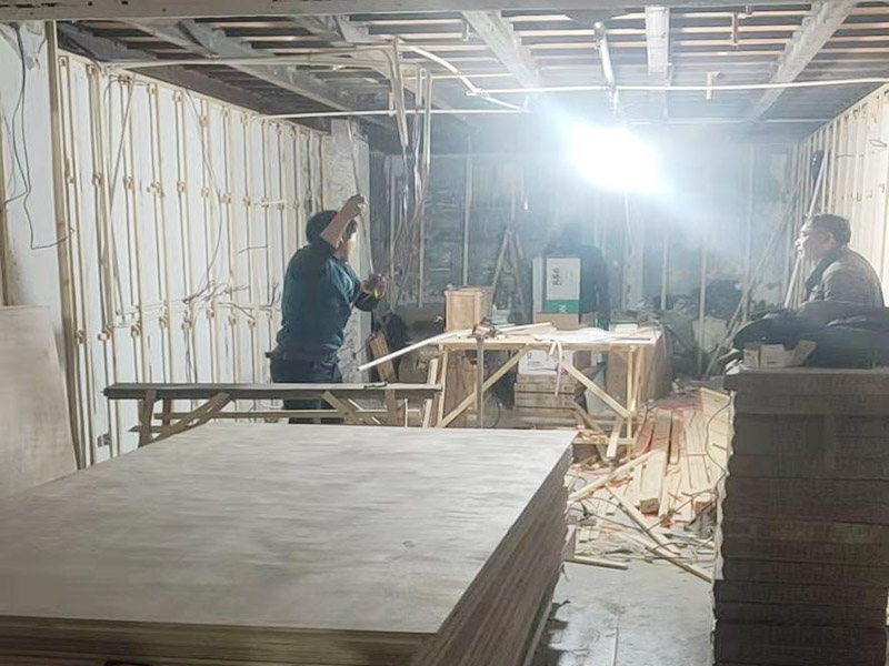 門店裝修翻新：店鋪裝修步驟首先要做的就是設(shè)計，要保證可以設(shè)計得合理規(guī)范，要讓設(shè)計有很好的感覺，必須要積極努力的達(dá)到目標(biāo)，可行性與功能性，都是重要的基礎(chǔ)。做好店鋪裝修的目標(biāo)非常的明確，重點就在于可以追求細(xì)節(jié)盡求完美，實現(xiàn)裝修的目的。店鋪裝修步驟掌握到流程，先設(shè)計，再注重基礎(chǔ)施工，最后在細(xì)節(jié)的裝修過程中，表現(xiàn)得很有目的性，這樣的裝修目標(biāo)實現(xiàn)，最后一步很重要的，也是實現(xiàn)裝修服務(wù)的關(guān)鍵與重點