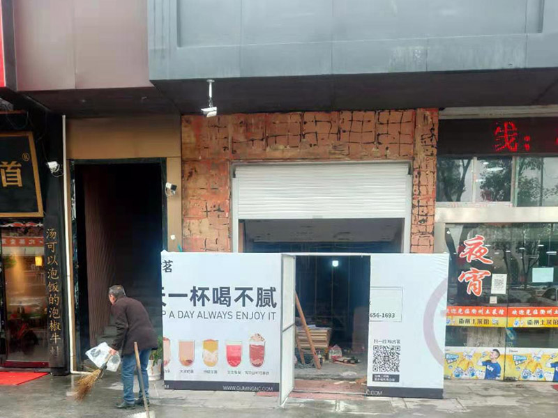 門店裝修翻新：店鋪裝修步驟首先要做的就是設(shè)計，要保證可以設(shè)計得合理規(guī)范，要讓設(shè)計有很好的感覺，必須要積極努力的達(dá)到目標(biāo)，可行性與功能性，都是重要的基礎(chǔ)。做好店鋪裝修的目標(biāo)非常的明確，重點就在于可以追求細(xì)節(jié)盡求完美，實現(xiàn)裝修的目的。店鋪裝修步驟掌握到流程，先設(shè)計，再注重基礎(chǔ)施工，最后在細(xì)節(jié)的裝修過程中，表現(xiàn)得很有目的性，這樣的裝修目標(biāo)實現(xiàn)，最后一步很重要的，也是實現(xiàn)裝修服務(wù)的關(guān)鍵與重點