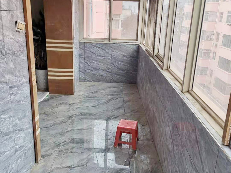 全屋瓷磚鋪貼：首先應(yīng)除去基層表面的污垢，油漬，浮灰;除去基層上所有涂料層，膩?zhàn)訉?如果基層未能達(dá)到平整度要求，需對(duì)基層進(jìn)行預(yù)先的找平處理。鋪貼瓷磚前需事先找好垂直線，以此為基準(zhǔn)鋪貼的瓷磚高低均勻、垂直美觀;此外，施工前在墻體四周需彈出標(biāo)高控制線，在地面彈出十字線，以控制地磚分隔尺寸。加水后將粘結(jié)劑漿料攪拌至潤(rùn)滑均勻，無(wú)明顯塊狀或糊狀結(jié)塊，攪拌后的漿料靜置5-10分鐘后再稍加攪拌1-2分鐘即可使用。將瓷磚平整地鋪貼在基層上，使用橡膠錘將瓷磚拍實(shí)鋪平。施工過(guò)程中，可小幅度轉(zhuǎn)動(dòng)瓷磚，使?jié){料與瓷磚背面充分接觸。