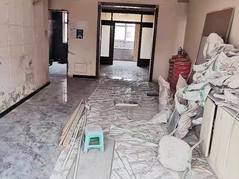 全屋瓷磚鋪貼：首先應(yīng)除去基層表面的污垢，油漬，浮灰;除去基層上所有涂料層，膩?zhàn)訉?如果基層未能達(dá)到平整度要求，需對(duì)基層進(jìn)行預(yù)先的找平處理。鋪貼瓷磚前需事先找好垂直線，以此為基準(zhǔn)鋪貼的瓷磚高低均勻、垂直美觀;此外，施工前在墻體四周需彈出標(biāo)高控制線，在地面彈出十字線，以控制地磚分隔尺寸。加水后將粘結(jié)劑漿料攪拌至潤(rùn)滑均勻，無(wú)明顯塊狀或糊狀結(jié)塊，攪拌后的漿料靜置5-10分鐘后再稍加攪拌1-2分鐘即可使用。將瓷磚平整地鋪貼在基層上，使用橡膠錘將瓷磚拍實(shí)鋪平。施工過(guò)程中，可小幅度轉(zhuǎn)動(dòng)瓷磚，使?jié){料與瓷磚背面充分接觸。