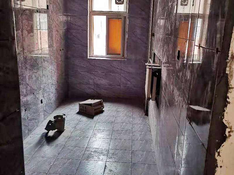 全屋瓷磚鋪貼：首先應(yīng)除去基層表面的污垢，油漬，浮灰;除去基層上所有涂料層，膩?zhàn)訉?如果基層未能達(dá)到平整度要求，需對(duì)基層進(jìn)行預(yù)先的找平處理。鋪貼瓷磚前需事先找好垂直線，以此為基準(zhǔn)鋪貼的瓷磚高低均勻、垂直美觀;此外，施工前在墻體四周需彈出標(biāo)高控制線，在地面彈出十字線，以控制地磚分隔尺寸。加水后將粘結(jié)劑漿料攪拌至潤(rùn)滑均勻，無(wú)明顯塊狀或糊狀結(jié)塊，攪拌后的漿料靜置5-10分鐘后再稍加攪拌1-2分鐘即可使用。將瓷磚平整地鋪貼在基層上，使用橡膠錘將瓷磚拍實(shí)鋪平。施工過(guò)程中，可小幅度轉(zhuǎn)動(dòng)瓷磚，使?jié){料與瓷磚背面充分接觸。