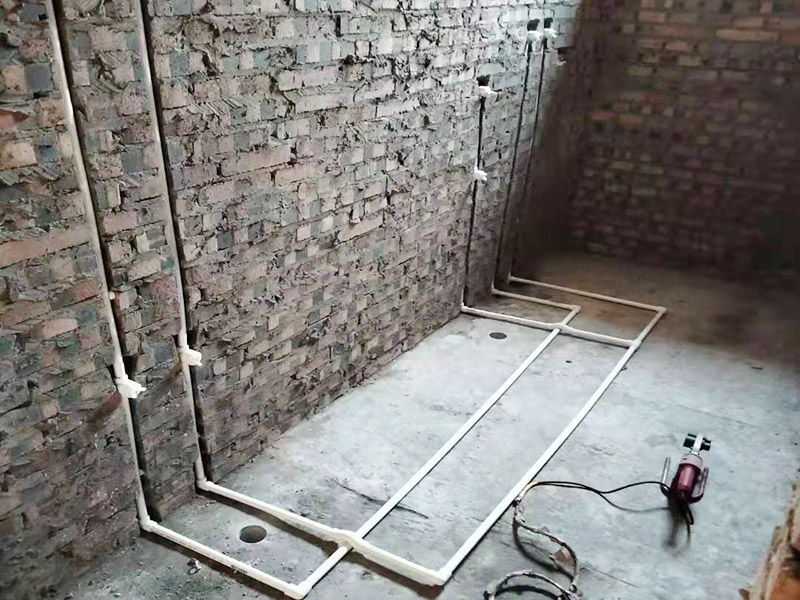 衛(wèi)生間管道裝修:衛(wèi)生間會設計到浴霸采暖，水管的入墻，燈的線路走線，等處理，其中為了便捷生活及增加空間，有些水電改造也少不了，在裝修過程中，衛(wèi)生間可以細致的規(guī)劃一下。下水管道，需要做相應的隔音處理，因為當你在上廁所的時候上面的衛(wèi)生間的聲音，你懂的，一般衛(wèi)生間無論是塑料材質(zhì)的下水粗的管道還是其它的材質(zhì)都需要做相應的處理，避免噪聲煩擾。