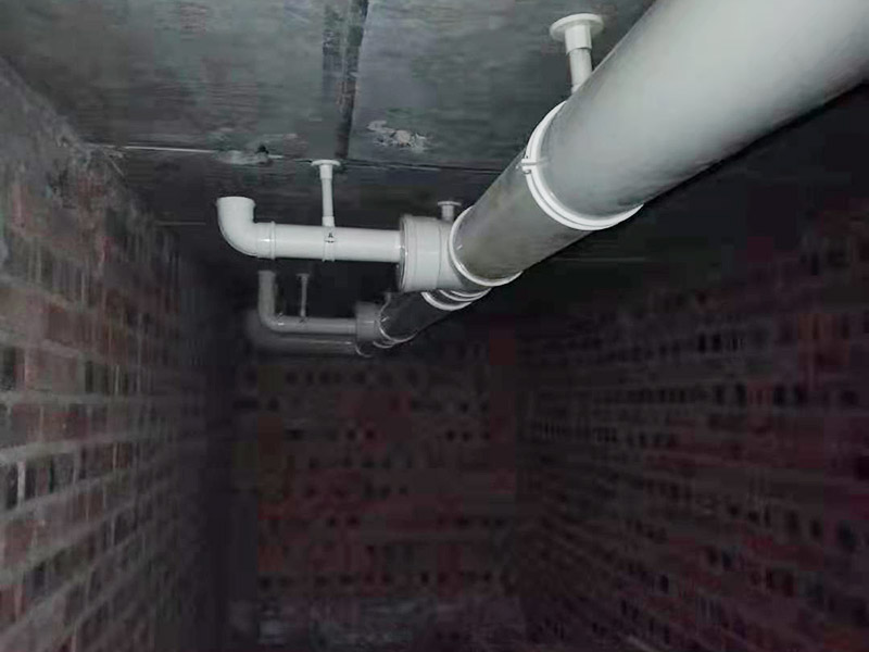 衛(wèi)生間管道裝修:衛(wèi)生間會設計到浴霸采暖，水管的入墻，燈的線路走線，等處理，其中為了便捷生活及增加空間，有些水電改造也少不了，在裝修過程中，衛(wèi)生間可以細致的規(guī)劃一下。下水管道，需要做相應的隔音處理，因為當你在上廁所的時候上面的衛(wèi)生間的聲音，你懂的，一般衛(wèi)生間無論是塑料材質(zhì)的下水粗的管道還是其它的材質(zhì)都需要做相應的處理，避免噪聲煩擾。