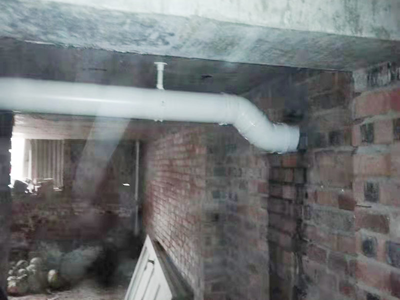 衛(wèi)生間管道裝修:衛(wèi)生間會設計到浴霸采暖，水管的入墻，燈的線路走線，等處理，其中為了便捷生活及增加空間，有些水電改造也少不了，在裝修過程中，衛(wèi)生間可以細致的規(guī)劃一下。下水管道，需要做相應的隔音處理，因為當你在上廁所的時候上面的衛(wèi)生間的聲音，你懂的，一般衛(wèi)生間無論是塑料材質(zhì)的下水粗的管道還是其它的材質(zhì)都需要做相應的處理，避免噪聲煩擾。