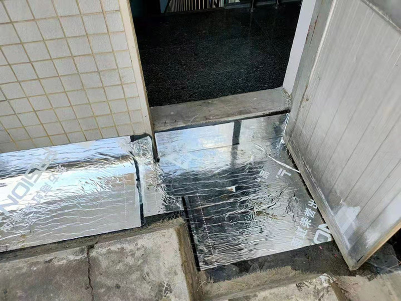 屋頂墻角刷防水：首先將屋頂?shù)睦媲宄ふ伊芽p，在屋里觀察墻角、墻面起皮的、發(fā)霉的部位相對應(yīng)的屋頂基本上就是漏雨的地方，將防水膠灌入裂縫、在其上面覆蓋一層油氈布用刷子刷勻盡量別起鼓。然后將液體瀝青均勻刷在屋頂平面上面覆蓋一層油氈布，用火槍烤油氈布，使其緊緊粘在一起。在刷液體瀝青在覆蓋油氈布用火槍使其緊粘在一起。技術(shù)好的話可以做個排水坡，讓雨水順著排水坡或滴水檐迅速排出減少雨水對屋面的沖擊浸泡。