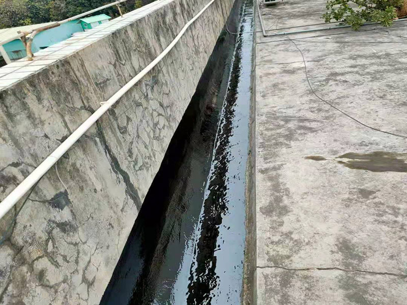 屋頂墻角刷防水：首先將屋頂?shù)睦媲宄?、尋找裂縫，在屋里觀察墻角、墻面起皮的、發(fā)霉的部位相對應(yīng)的屋頂基本上就是漏雨的地方，將防水膠灌入裂縫、在其上面覆蓋一層油氈布用刷子刷勻盡量別起鼓。然后將液體瀝青均勻刷在屋頂平面上面覆蓋一層油氈布，用火槍烤油氈布，使其緊緊粘在一起。在刷液體瀝青在覆蓋油氈布用火槍使其緊粘在一起。技術(shù)好的話可以做個排水坡，讓雨水順著排水坡或滴水檐迅速排出減少雨水對屋面的沖擊浸泡。