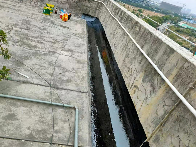 屋頂墻角刷防水：首先將屋頂?shù)睦媲宄?、尋找裂縫，在屋里觀察墻角、墻面起皮的、發(fā)霉的部位相對應(yīng)的屋頂基本上就是漏雨的地方，將防水膠灌入裂縫、在其上面覆蓋一層油氈布用刷子刷勻盡量別起鼓。然后將液體瀝青均勻刷在屋頂平面上面覆蓋一層油氈布，用火槍烤油氈布，使其緊緊粘在一起。在刷液體瀝青在覆蓋油氈布用火槍使其緊粘在一起。技術(shù)好的話可以做個排水坡，讓雨水順著排水坡或滴水檐迅速排出減少雨水對屋面的沖擊浸泡。