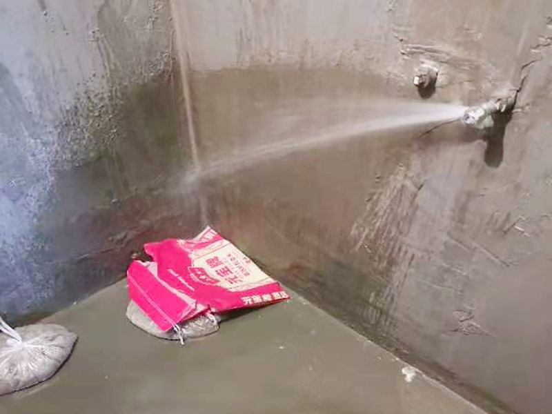 浴室防水閉水試驗：閉水試驗也叫蓄水試驗，要放滿水，水要有足夠容積。 蓄水試驗的蓄水深度應不小于20毫米，蓄水高度一般為30～40毫米，蓄水時間不得低于24小時，移步樓下，觀察樓下樓頂有無漏水現(xiàn)象，無漏水現(xiàn)象視為合格。 一般在屋面、衛(wèi)生間或有防水要求的房間做此試驗。蓄水試驗的前期每1小時應到樓下檢查一次，后期每2～3小時到樓下檢查一次。若發(fā)現(xiàn)漏水情況，則應立即停止蓄水試驗，重新進行防水層完善處理，處理合格后再進行蓄水試驗。