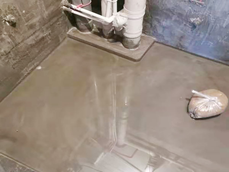 浴室防水閉水試驗：閉水試驗也叫蓄水試驗，要放滿水，水要有足夠容積。 蓄水試驗的蓄水深度應不小于20毫米，蓄水高度一般為30～40毫米，蓄水時間不得低于24小時，移步樓下，觀察樓下樓頂有無漏水現(xiàn)象，無漏水現(xiàn)象視為合格。 一般在屋面、衛(wèi)生間或有防水要求的房間做此試驗。蓄水試驗的前期每1小時應到樓下檢查一次，后期每2～3小時到樓下檢查一次。若發(fā)現(xiàn)漏水情況，則應立即停止蓄水試驗，重新進行防水層完善處理，處理合格后再進行蓄水試驗。