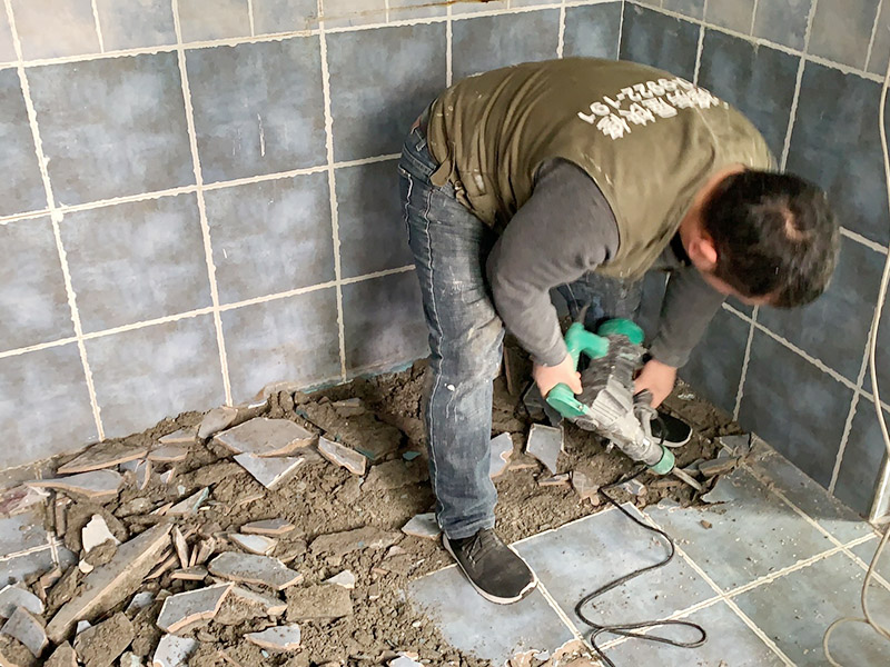 地磚拆除維修:先把墻上的物體小心翼翼全部拆除搬出屋外,敲擊鏟除到有插座和水龍頭附近瓷磚時(shí)，慢慢敲擊并仔細(xì)觀察電線和水管的方向，以防止損壞電線和水管。用小型的電鎬或瓷磚鏟除機(jī)就能輕輕松松完成任務(wù)。瓷磚鏟除一部分時(shí)要用斗車把地面上的瓷磚清理干凈，然后繼續(xù)鏟除，直到整面墻的瓷磚全部鏟除干凈為止。