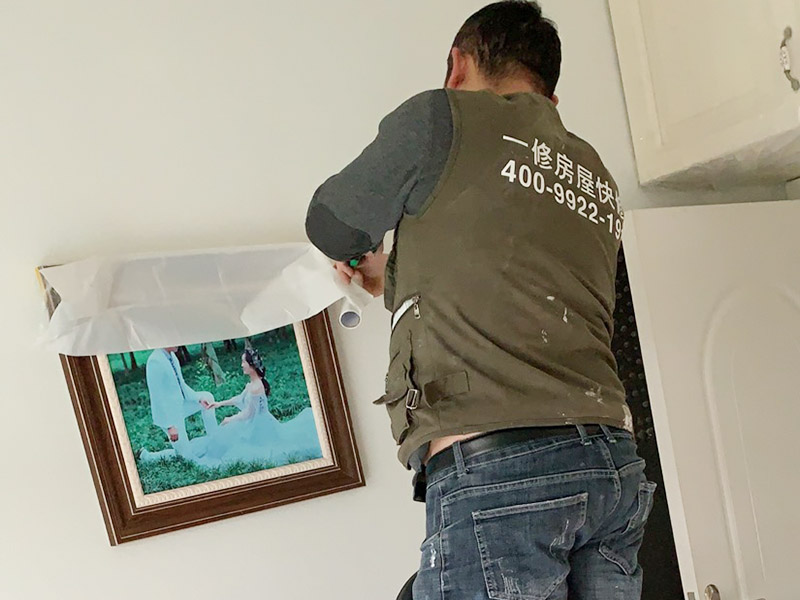 家具裝飾品成品保護(hù)：1、做好入戶門保護(hù) 　　各類裝修物料的進(jìn)場、建筑裝修垃圾的清理都必須經(jīng)過入戶門。在對物品進(jìn)行搬運(yùn)時(shí)，難免會(huì)與入戶門發(fā)生磕碰及摩擦。因此，在進(jìn)行成品保護(hù)時(shí)，我們首先要做好入戶門的保護(hù)。 　　建議，在裝修開工前知道家具家電進(jìn)場，都應(yīng)當(dāng)使用成品保護(hù)膜將入戶門進(jìn)行包裹。 　　2、做好水電改造期間的成品保護(hù) 　　水電改造是基礎(chǔ)裝修，水電裝修的質(zhì)量好壞，直接決定著后期的施工和使用。因此，在進(jìn)行水電改造時(shí)，同樣需要做好成品保護(hù)工作。水電改造完成后，應(yīng)當(dāng)對各種管線進(jìn)行規(guī)范的固定，以防脫落;對裸露的線頭要進(jìn)行包裹，以防發(fā)生觸電的危險(xiǎn);做好地面裸線管的固定和保護(hù)，防止被踩壞。同時(shí)，在搬運(yùn)物料時(shí)，也不要破壞地面鋪設(shè)的管線。 　　3、做好瓷磚、地板的鋪貼保護(hù) 　　進(jìn)行裝修施工時(shí)，磁環(huán)邊鋪邊勾縫，在崗鋪設(shè)的瓷磚、地板上堆放雜物、走動(dòng)踩踏，地板沒有使用成品保護(hù)膜覆蓋等都會(huì)影響瓷磚及地板的鋪貼效果，使瓷磚出現(xiàn)施工質(zhì)量問題。