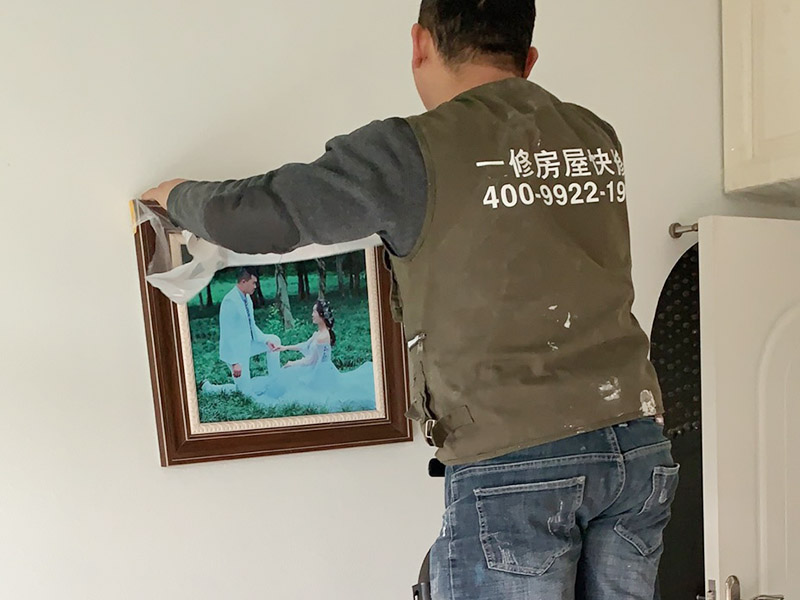 家具裝飾品成品保護(hù)：1、做好入戶門保護(hù) 　　各類裝修物料的進(jìn)場、建筑裝修垃圾的清理都必須經(jīng)過入戶門。在對物品進(jìn)行搬運(yùn)時(shí)，難免會(huì)與入戶門發(fā)生磕碰及摩擦。因此，在進(jìn)行成品保護(hù)時(shí)，我們首先要做好入戶門的保護(hù)。 　　建議，在裝修開工前知道家具家電進(jìn)場，都應(yīng)當(dāng)使用成品保護(hù)膜將入戶門進(jìn)行包裹。 　　2、做好水電改造期間的成品保護(hù) 　　水電改造是基礎(chǔ)裝修，水電裝修的質(zhì)量好壞，直接決定著后期的施工和使用。因此，在進(jìn)行水電改造時(shí)，同樣需要做好成品保護(hù)工作。水電改造完成后，應(yīng)當(dāng)對各種管線進(jìn)行規(guī)范的固定，以防脫落;對裸露的線頭要進(jìn)行包裹，以防發(fā)生觸電的危險(xiǎn);做好地面裸線管的固定和保護(hù)，防止被踩壞。同時(shí)，在搬運(yùn)物料時(shí)，也不要破壞地面鋪設(shè)的管線。 　　3、做好瓷磚、地板的鋪貼保護(hù) 　　進(jìn)行裝修施工時(shí)，磁環(huán)邊鋪邊勾縫，在崗鋪設(shè)的瓷磚、地板上堆放雜物、走動(dòng)踩踏，地板沒有使用成品保護(hù)膜覆蓋等都會(huì)影響瓷磚及地板的鋪貼效果，使瓷磚出現(xiàn)施工質(zhì)量問題。