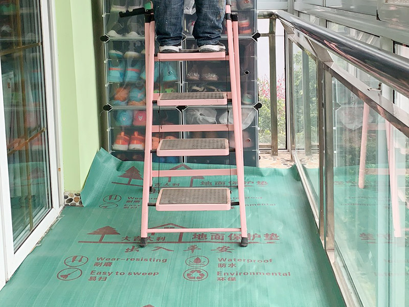 家具裝飾品成品保護(hù)：1、做好入戶門保護(hù) 　　各類裝修物料的進(jìn)場、建筑裝修垃圾的清理都必須經(jīng)過入戶門。在對物品進(jìn)行搬運(yùn)時(shí)，難免會(huì)與入戶門發(fā)生磕碰及摩擦。因此，在進(jìn)行成品保護(hù)時(shí)，我們首先要做好入戶門的保護(hù)。 　　建議，在裝修開工前知道家具家電進(jìn)場，都應(yīng)當(dāng)使用成品保護(hù)膜將入戶門進(jìn)行包裹。 　　2、做好水電改造期間的成品保護(hù) 　　水電改造是基礎(chǔ)裝修，水電裝修的質(zhì)量好壞，直接決定著后期的施工和使用。因此，在進(jìn)行水電改造時(shí)，同樣需要做好成品保護(hù)工作。水電改造完成后，應(yīng)當(dāng)對各種管線進(jìn)行規(guī)范的固定，以防脫落;對裸露的線頭要進(jìn)行包裹，以防發(fā)生觸電的危險(xiǎn);做好地面裸線管的固定和保護(hù)，防止被踩壞。同時(shí)，在搬運(yùn)物料時(shí)，也不要破壞地面鋪設(shè)的管線。 　　3、做好瓷磚、地板的鋪貼保護(hù) 　　進(jìn)行裝修施工時(shí)，磁環(huán)邊鋪邊勾縫，在崗鋪設(shè)的瓷磚、地板上堆放雜物、走動(dòng)踩踏，地板沒有使用成品保護(hù)膜覆蓋等都會(huì)影響瓷磚及地板的鋪貼效果，使瓷磚出現(xiàn)施工質(zhì)量問題。