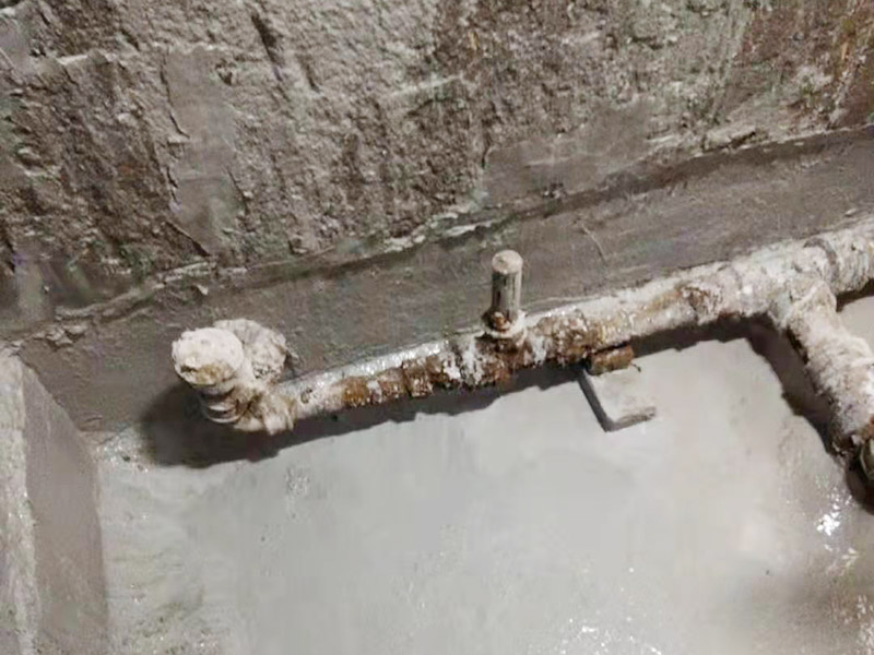 舊廁所拆除裝修：首先，拆除瓷磚時(shí)要用電，而電是從客廳臨時(shí)拉的，為了避免在施工過程中發(fā)生觸電的現(xiàn)象，將電拉進(jìn)衛(wèi)生間內(nèi)。其次，舊房改造拆除瓷磚時(shí)可以用沖擊電鉆，這種工具方便快捷，可自由更換。但在使用前應(yīng)檢查其是否靈活，可以通過空轉(zhuǎn)一分鐘的方法進(jìn)行檢驗(yàn)。用完之后及時(shí)進(jìn)行清理。 磚應(yīng)從下至上進(jìn)行，在施工過程中對(duì)地面及時(shí)進(jìn)行處理，以免因垃圾過多從而影響后面的工作。同時(shí)要處理好房?jī)?nèi)的防水層。拆除插座與水龍頭附近的瓷磚時(shí)應(yīng)小心，以免損壞水電設(shè)備。為了加快房屋翻新的進(jìn)度，在拆完衛(wèi)生間瓷磚后應(yīng)立即將現(xiàn)場(chǎng)的雜物處理干凈。