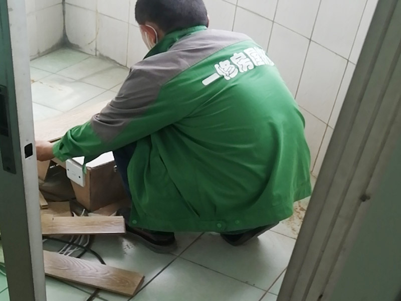 舊廁所拆除裝修：首先，拆除瓷磚時(shí)要用電，而電是從客廳臨時(shí)拉的，為了避免在施工過程中發(fā)生觸電的現(xiàn)象，將電拉進(jìn)衛(wèi)生間內(nèi)。其次，舊房改造拆除瓷磚時(shí)可以用沖擊電鉆，這種工具方便快捷，可自由更換。但在使用前應(yīng)檢查其是否靈活，可以通過空轉(zhuǎn)一分鐘的方法進(jìn)行檢驗(yàn)。用完之后及時(shí)進(jìn)行清理。 磚應(yīng)從下至上進(jìn)行，在施工過程中對(duì)地面及時(shí)進(jìn)行處理，以免因垃圾過多從而影響后面的工作。同時(shí)要處理好房?jī)?nèi)的防水層。拆除插座與水龍頭附近的瓷磚時(shí)應(yīng)小心，以免損壞水電設(shè)備。為了加快房屋翻新的進(jìn)度，在拆完衛(wèi)生間瓷磚后應(yīng)立即將現(xiàn)場(chǎng)的雜物處理干凈。