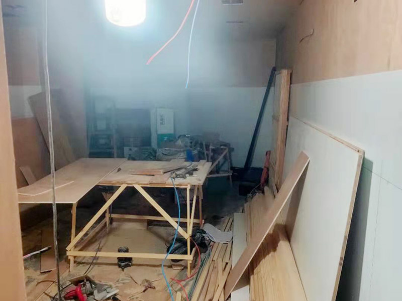 門店木工施工現(xiàn)場(chǎng):首先應(yīng)該搭建木作施工臺(tái)。木作施工臺(tái)用于板材的切割板，板材的造型，板材的平整度處理等等。門窗的制作包括門窗套制作、門窗制作。要特別注意門窗扇與框之間的縫隙不能太大，以及門窗套與門窗的色差等。木作表層封裝木制品制作完成后，對(duì)其表面進(jìn)行細(xì)節(jié)封裝。木作表層封裝通常就要用到各種各樣的家裝板材，特別注意板材的選購。