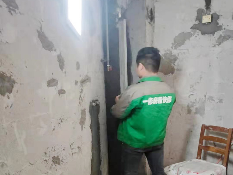 墻面拆除找平處理：首先需要先把墻面起皮和裂縫上處理干凈，如果裂縫過大，則需要用水泥砂漿補抹好。水泥抹面的墻面是最好粉刷底料，一般用鋼刮板或是抹刀按照常規(guī)的方法進行批刮，刮涂的次數(shù)不可以過多，通常是刮涂兩次。如果遇到返堿的墻體，我們可以先使用封堿水進行封閉，等封堿水干完以后，再使用防堿膩子粉作第一層底料，再按正常的步驟操作就行了。等待第一遍膩子完全干透之后，才可以開始著手第二遍膩子。第二遍膩子調(diào)兌不易過稀，但是也不能過稠，這樣才能使第二遍膩子刮涂后的水分盡快被第一遍的膩子吸收。打磨工作一般在刷完第二遍膩子粉后的2-3天，通過砂紙對墻面進行打磨工作，打磨完畢之后刷兩遍乳白膠。