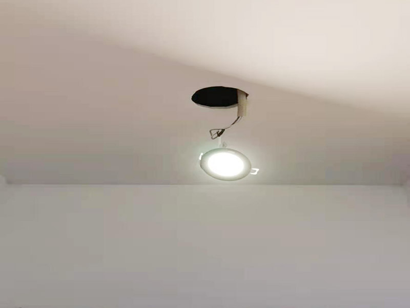 墻面刷新烤燈處理：施工前用塑料保護膜將室內(nèi)的地板覆蓋、家居包裹、電源插座覆蓋；并用膠帶貼牢。對基層原有涂層應(yīng)視不同情況區(qū)別對待：疏松、起殼、脆裂的舊涂層應(yīng)將其鏟除;粘附牢固的舊涂層用砂紙打毛;不耐水的涂層應(yīng)全部鏟除。清除基層表面塵土和其它粘附物。較大的凹陷應(yīng)用聚合物水泥砂漿抹平。并待其干燥。較小的孔洞、裂縫用水泥乳膠膩子修補。 墻面泛堿起霜時用硫酸鋅溶液或稀鹽酸溶液刷洗，油污用洗滌劑清洗，最后再用清水洗凈。