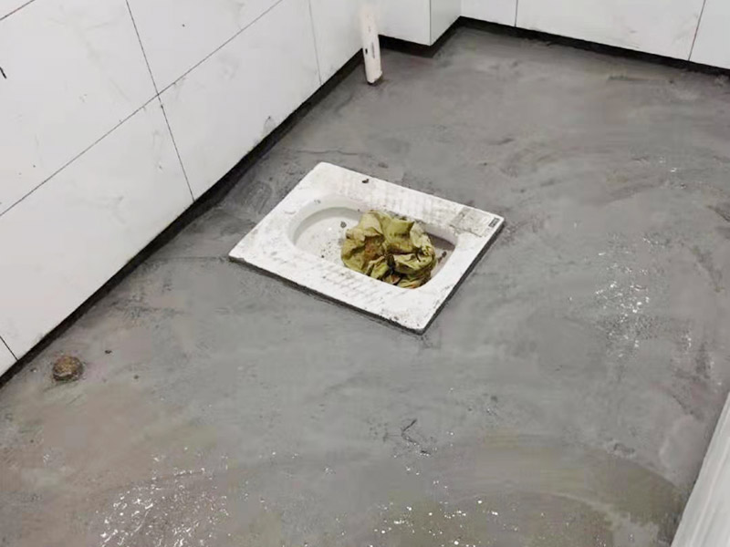 衛(wèi)生間防水找平：鏟除原有的墻磚和地磚，這個(gè)步驟主要是針對(duì)老房二次裝修的，如果是新房可以跳過(guò)這個(gè)步驟，一般使用灰刀就可以，刮板也可以將原有的地磚鏟除掉。衛(wèi)生間的防水通常是水電改完后進(jìn)行的，所以做防水前一定要封堵好下水管道，以免堵塞，小型的水管采用管用螺母封堵，大型的下水管道（如馬桶下水管道）采用pvc纏繞膜進(jìn)行封堵。找平為地面抹灰處理，灰漿水泥和沙子的比例為1:2.5-1:3之間，注意，找平的厚度不要超過(guò)3cm。水平和垂直的誤差要控制在5mm以?xún)?nèi)。 首先墻面將水電改造開(kāi)槽用水泥封堵基層清理，細(xì)部附加層施工，在管根、地漏、陰陽(yáng)角、等容易漏水的薄弱部位均勻涂刷，涂刷防水涂料兩遍，縱向橫向各涂刷一遍，做保護(hù)層，待防水干燥后放水做48小時(shí)閉水試驗(yàn)。