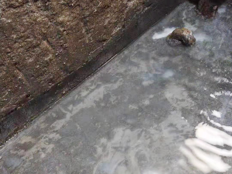 衛(wèi)生間防水找平：鏟除原有的墻磚和地磚，這個(gè)步驟主要是針對(duì)老房二次裝修的，如果是新房可以跳過(guò)這個(gè)步驟，一般使用灰刀就可以，刮板也可以將原有的地磚鏟除掉。衛(wèi)生間的防水通常是水電改完后進(jìn)行的，所以做防水前一定要封堵好下水管道，以免堵塞，小型的水管采用管用螺母封堵，大型的下水管道（如馬桶下水管道）采用pvc纏繞膜進(jìn)行封堵。找平為地面抹灰處理，灰漿水泥和沙子的比例為1:2.5-1:3之間，注意，找平的厚度不要超過(guò)3cm。水平和垂直的誤差要控制在5mm以?xún)?nèi)。 首先墻面將水電改造開(kāi)槽用水泥封堵基層清理，細(xì)部附加層施工，在管根、地漏、陰陽(yáng)角、等容易漏水的薄弱部位均勻涂刷，涂刷防水涂料兩遍，縱向橫向各涂刷一遍，做保護(hù)層，待防水干燥后放水做48小時(shí)閉水試驗(yàn)。