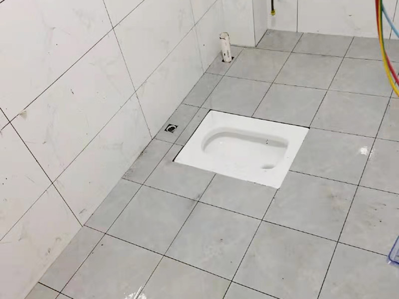 衛(wèi)生間墻面貼磚施工：首先應(yīng)除去基層表面的污垢，油漬，浮灰;除去基層上所有涂料層，膩?zhàn)訉?如果基層未能達(dá)到平整度要求，需對基層進(jìn)行預(yù)先的找平處理。鋪貼瓷磚前需事先找好垂直線，以此為基準(zhǔn)鋪貼的瓷磚高低均勻、垂直美觀;此外，施工前在墻體四周需彈出標(biāo)高控制線，在地面彈出十字線，以控制地磚分隔尺寸。加水后將粘結(jié)劑漿料攪拌至潤滑均勻，無明顯塊狀或糊狀結(jié)塊，攪拌后的漿料靜置5-10分鐘后再稍加攪拌1-2分鐘即可使用。將調(diào)制好的漿料均勻地抹在瓷磚背面，要求漿料飽滿。將瓷磚平整地鋪貼在基層上，使用橡膠錘將瓷磚拍實(shí)鋪平。施工過程中，可小幅度轉(zhuǎn)動(dòng)瓷磚，使?jié){料與瓷磚背面充分接觸。