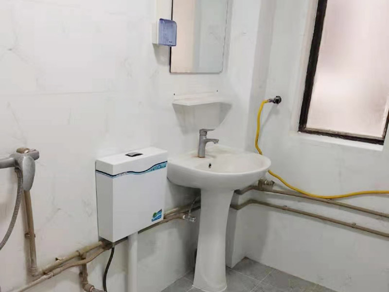 衛(wèi)生間墻面貼磚施工：首先應(yīng)除去基層表面的污垢，油漬，浮灰;除去基層上所有涂料層，膩?zhàn)訉?如果基層未能達(dá)到平整度要求，需對基層進(jìn)行預(yù)先的找平處理。鋪貼瓷磚前需事先找好垂直線，以此為基準(zhǔn)鋪貼的瓷磚高低均勻、垂直美觀;此外，施工前在墻體四周需彈出標(biāo)高控制線，在地面彈出十字線，以控制地磚分隔尺寸。加水后將粘結(jié)劑漿料攪拌至潤滑均勻，無明顯塊狀或糊狀結(jié)塊，攪拌后的漿料靜置5-10分鐘后再稍加攪拌1-2分鐘即可使用。將調(diào)制好的漿料均勻地抹在瓷磚背面，要求漿料飽滿。將瓷磚平整地鋪貼在基層上，使用橡膠錘將瓷磚拍實(shí)鋪平。施工過程中，可小幅度轉(zhuǎn)動(dòng)瓷磚，使?jié){料與瓷磚背面充分接觸。